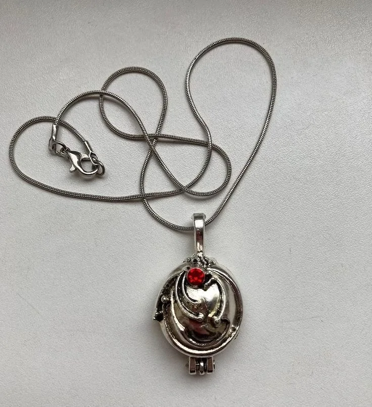 Colar antigo com pedra vermelha